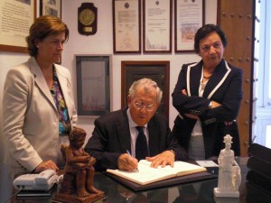 El Doctro D. Francisco Ventosa Edualdo firma en el Libro de Honor.